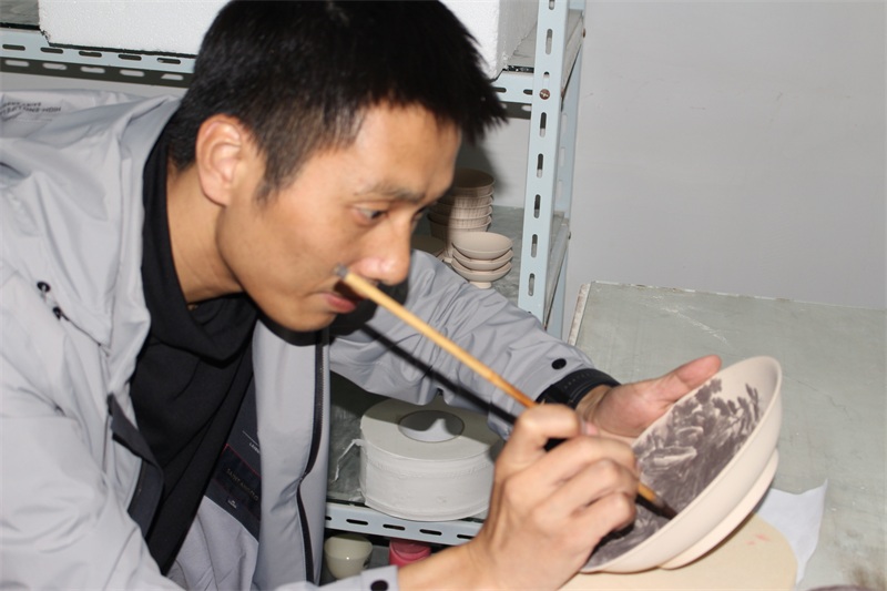 窑口人物志：刘建锋老师画坯、写款。