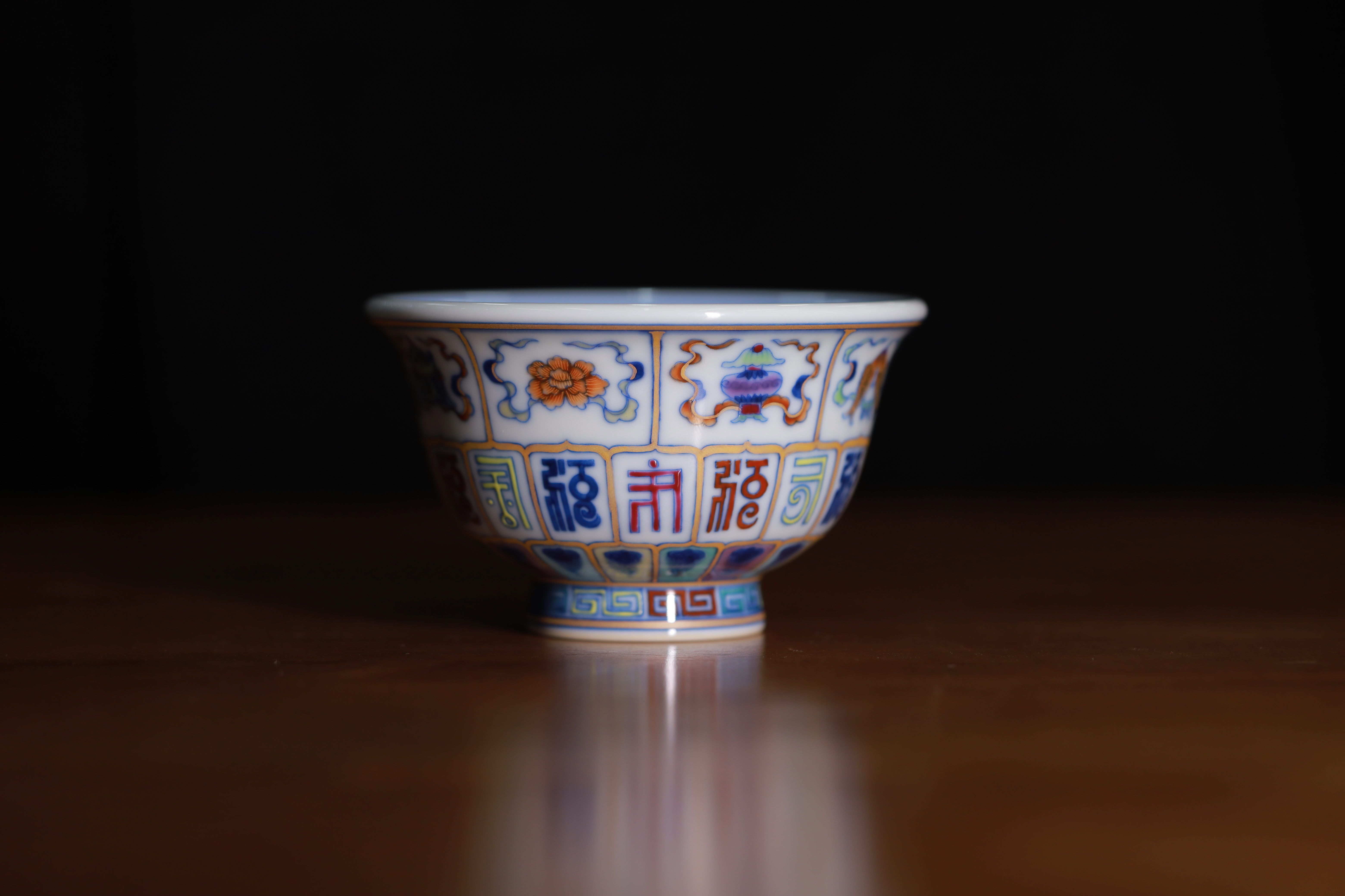 斗彩福托八宝梵文压手杯